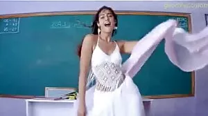மெலிந்த டீன் ஏஜ் முகத்தில் உறிஞ்சும் மற்றும் தொண்டை