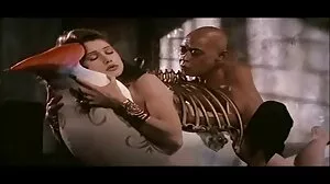 வெள்ளரிக்காயை குடுக்கும் தனி குழந்தை