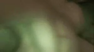 காரில் சிக்கித் தவிக்கும் கருங்காலி டீன் ஒயிட் டிக்