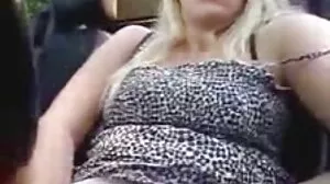 சூடான ரஷியன் MILF இளம் வயதினரை மயக்குகிறது