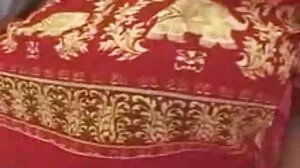 போலி மார்பகங்களைக் கொண்ட கவர்ச்சியான பாட்டி கடுமையாக இடிக்கப்பட்டார்
