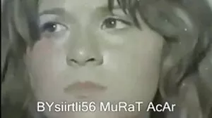 டீன் அலிசா பவுண்டிக்கு பழைய பிரெஞ்சு ஆசிரியர்களான பிக் டிக் பற்றி ஒழுங்கற்ற பாடம் கிடைக்கிறது