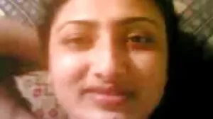 ஃபெர்விட் குஞ்சு வெட்கப்பட்டு, ஈரமான குட்டியை தெறிக்கிறது