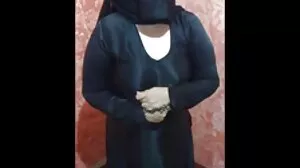 பக்கத்தில் ஒரு வீட்டு வேலைக்காரி இருக்கும் போது என் காதலியை கிண்டல் செய்கிறேன்