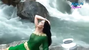 பொன்னிற டீன் கார் ஜன்னல் வழியே இடிக்கிறது
