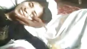 என் மார்பளவு இளம் மனைவியை ஆச்சரியப்படுத்துங்கள்