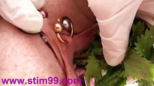 ஹார்ட்கோர் மூன்று பேரில் அழகான MILF மற்றும் ஸ்லட்டி டீன்