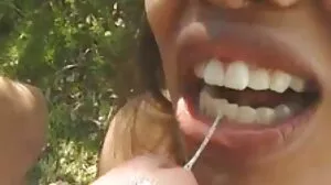 மனைவி கேட்டி காக்ஸ் பிளாக் பையினால் துடிக்கப்படும் போது குக்கோல்ட் அவரது லிம்ப் டிக்