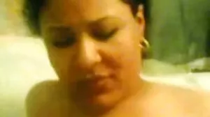 Skank கழுதை தண்டவாளத்தில் விழுந்து உறிஞ்சுகிறது