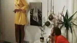 ஸ்கைலா நோவியா தன் இறுக்கமான ஆசனத்தை மேலே அரைக்கிறாள்