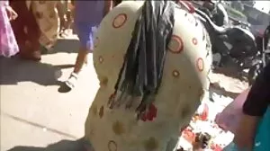 பெரிய கருப்பு சேவல் போன்ற கொம்பு வீட்டு மனைவி