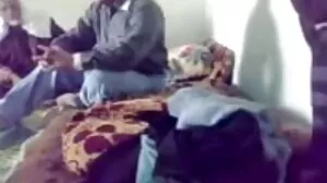 பச்சை குத்தப்பட்ட குழந்தை விரல் மற்றும் நக்கு